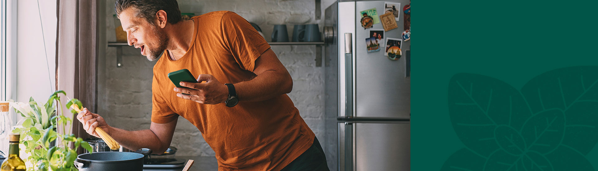 http://Imagem%20de%20um%20homem%20cozinhando%20macarrão,%20com%20o%20celular%20na%20mão.