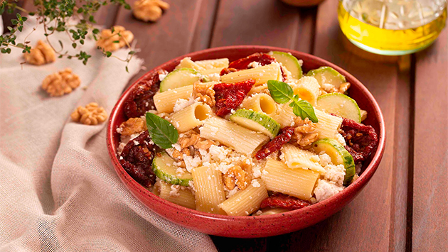 Rigatoni com pasta de ricota, tomate seco e nozes