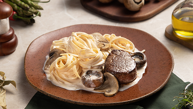 Tagliatelli ao molho de queijo com mignon