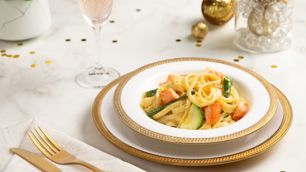 Fettuccine com salmão, aspargos e limão siciliano