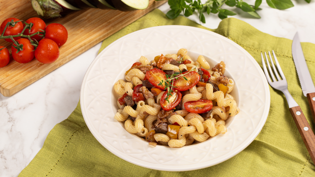 Cavatappi com caponata e tomates assados