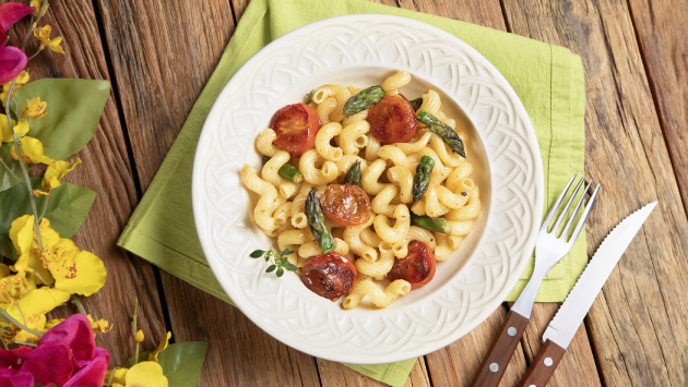 Cavatappi com tomatinhos, aspargos e parmesão