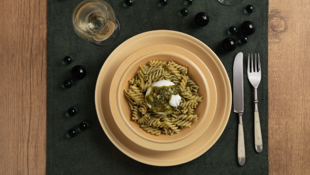 Fusilli com pesto de pistache, raspas de limão e burrata
