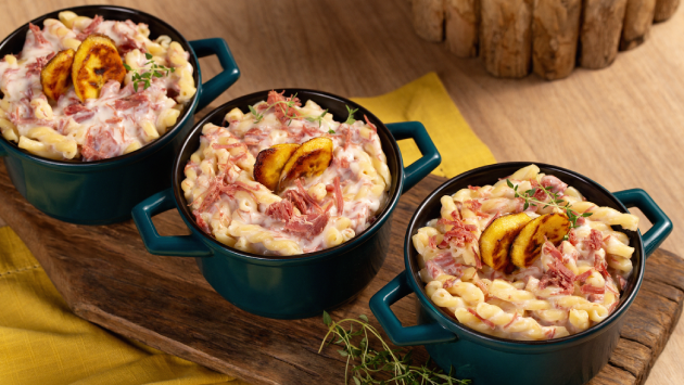 Gemelli com banana da terra e creme de carne seca