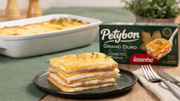 Lasanha de queijo e presunto tradicional
