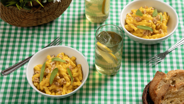 Macarrão ao molho de abóbora com noz pecã e sálvia