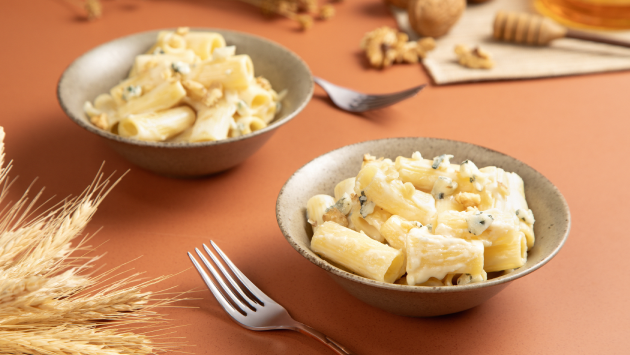 Rigatoni com creme de gorgonzola, nozes e mel trufado