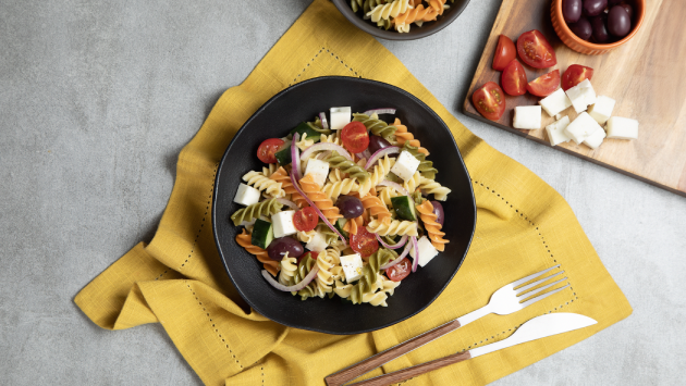 Salada grega de fusilli tricolore