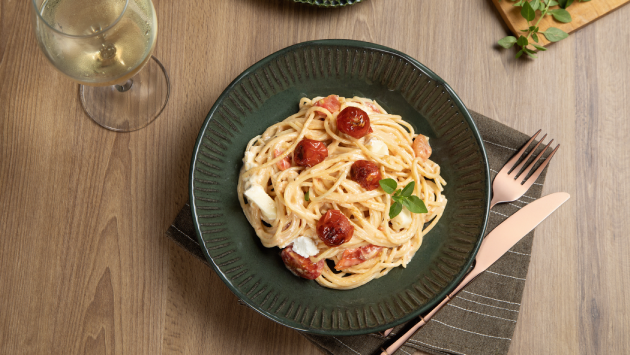 Spaghetti com molho de tomate assado e queijo