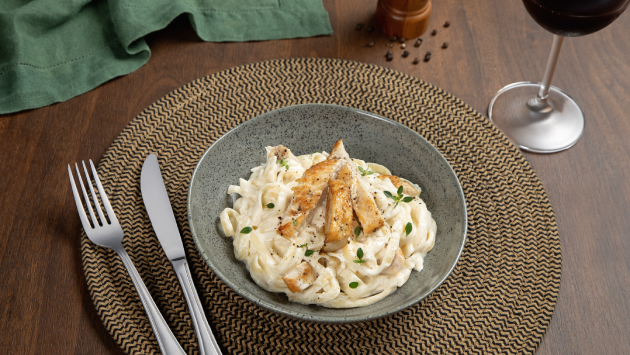 Tagliatelle Alfredo com frango
